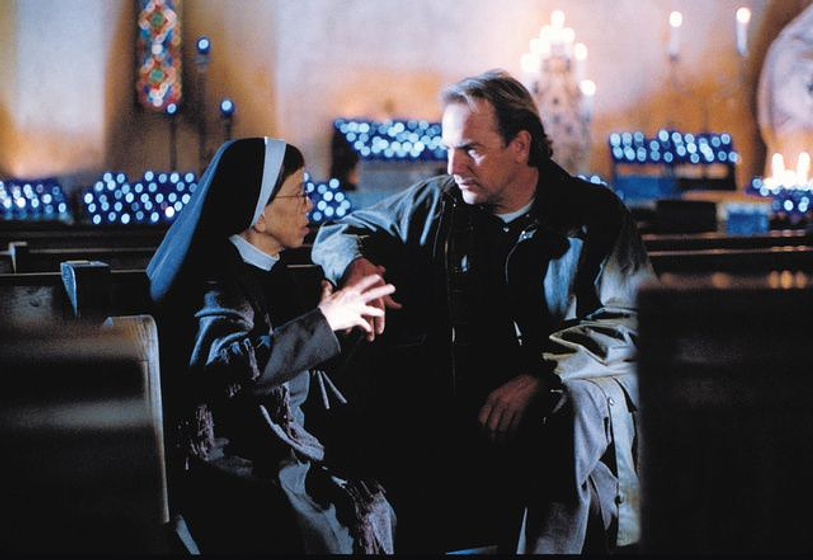 Kevin Costner en Dragonfly: La Sombra de la Libélula
