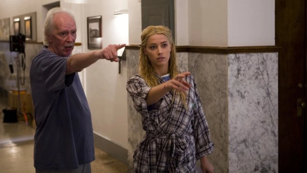 John Carpenter y Amber Heard en Encerrada