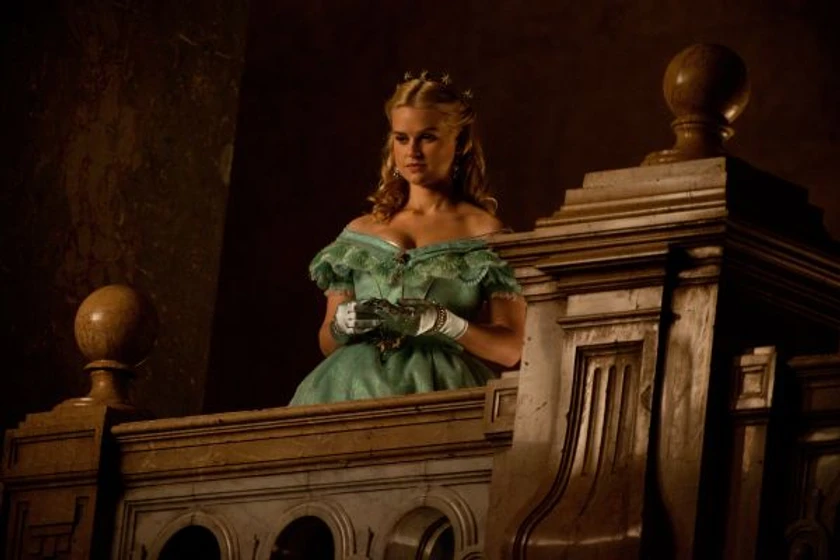 Alice Eve en el-enigma-del-cuervo