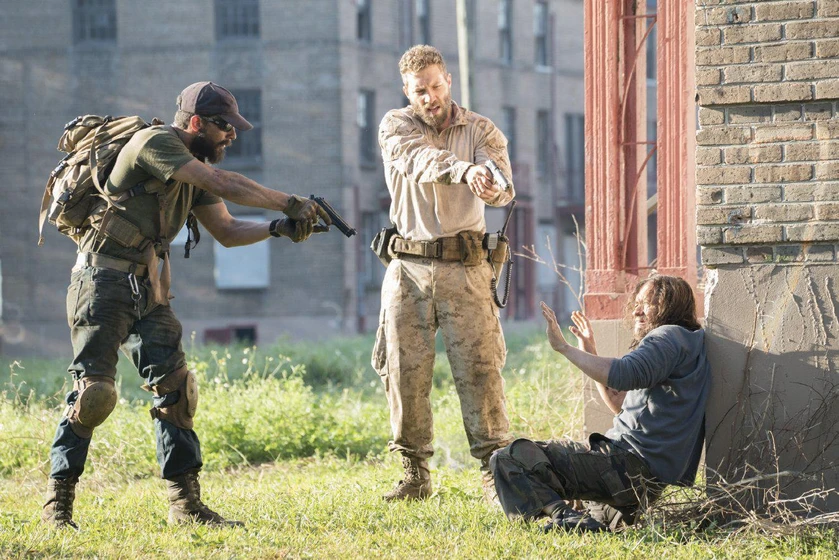 Clifton Collins Jr., Shia LaBeouf y Jai Courtney en man-down