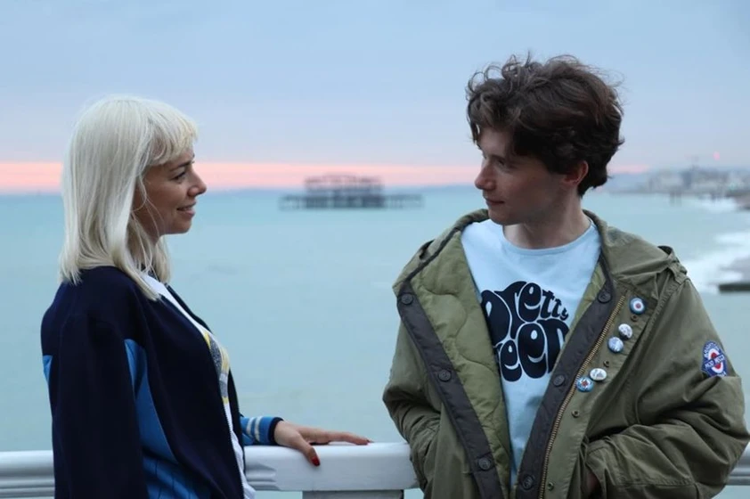 Sacha Parkinson y Patrick McNamee en destino-a-brighton