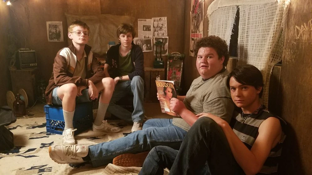 Judah Lewis, Caleb Emery, Graham Verchere y Cory Gruter-Andrew en verano-del-84