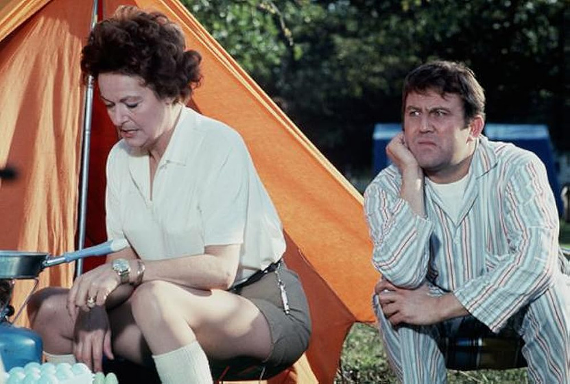 Terry Scott y Betty Marsden en controlese-excursionista