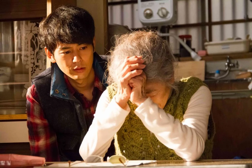 Satoshi Tsumabuki y Chieko Baisho en la-casa-del-tejado-rojo