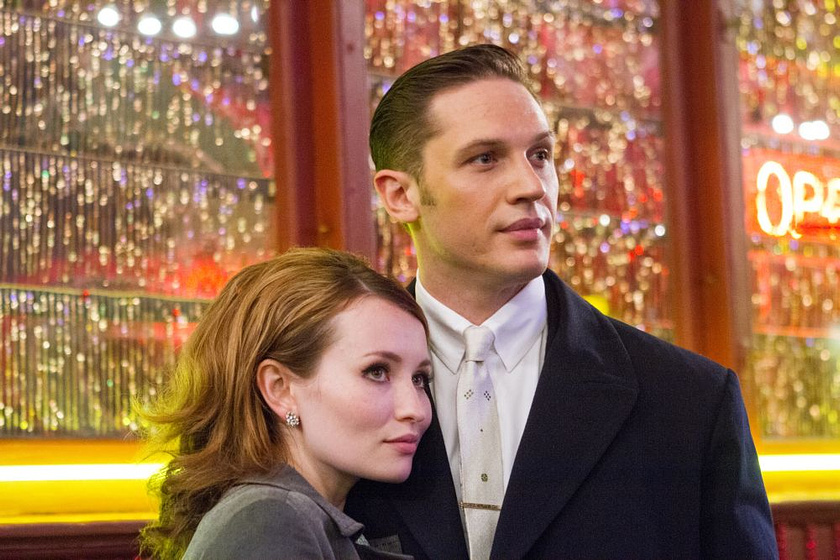 Tom Hardy y Emily Browning en Legend