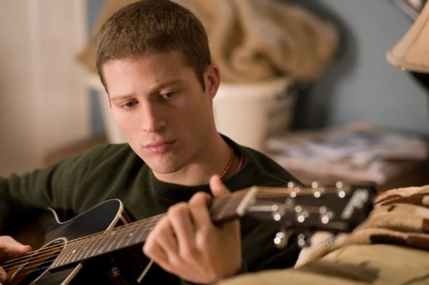 Zach Gilford en recien-graduada