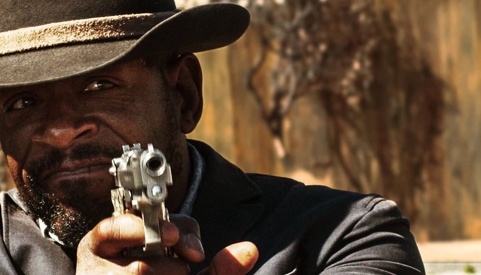 Lennie James en desierto-rojo