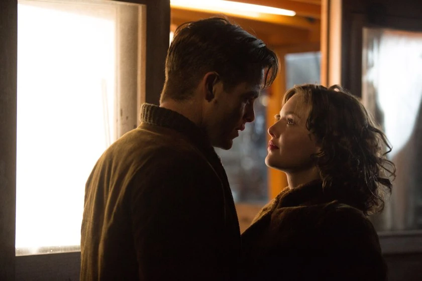Chris Pine y Holliday Grainger en la-hora-decisiva