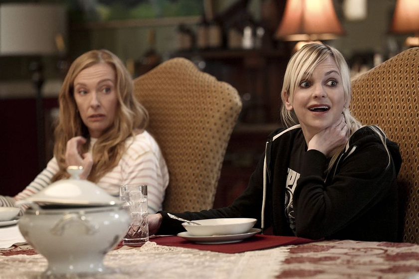 Toni Collette y Anna Faris en Una Herencia de Muerte