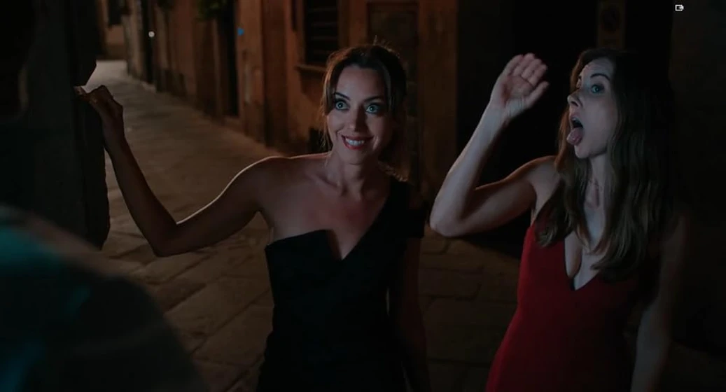 Aubrey Plaza y Alison Brie en hazme-girar