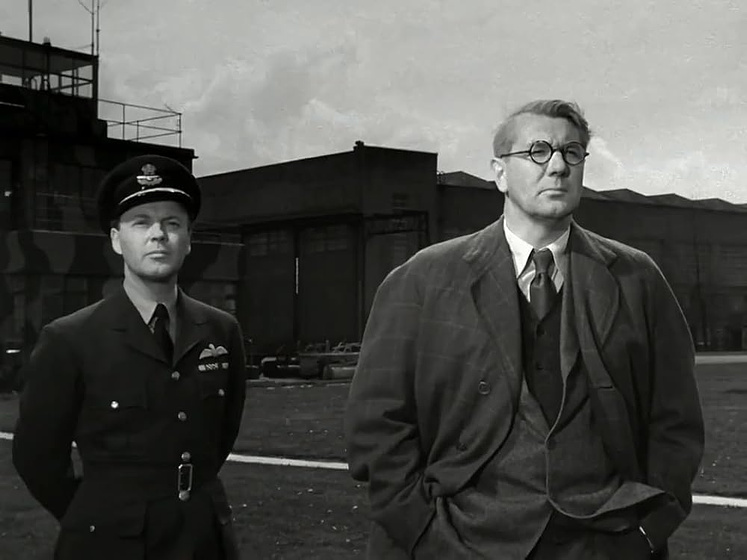 Michael Redgrave y Derek Farr en los-destructores-de-diques
