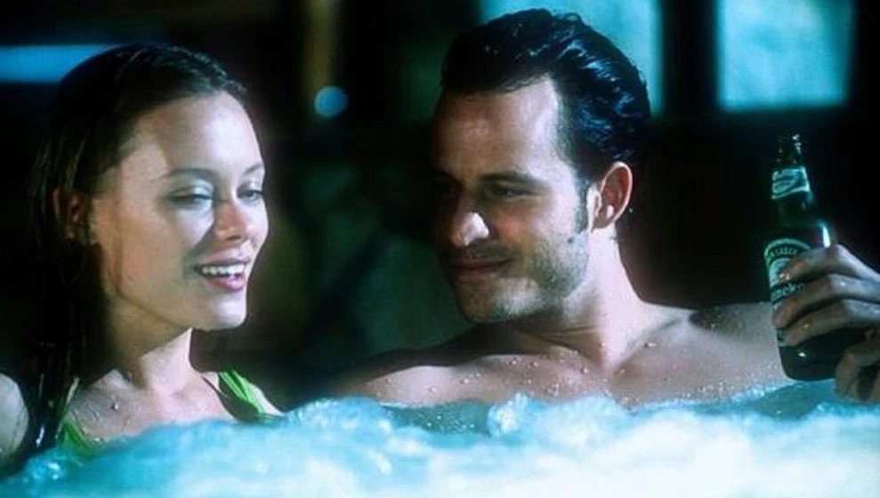 Linda Rybová y Bryan Carney en la-piscina-un-grito-bajo-el-agua