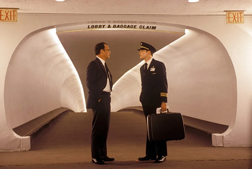 Leonardo DiCaprio y Tom Hanks en atrapame-si-puedes
