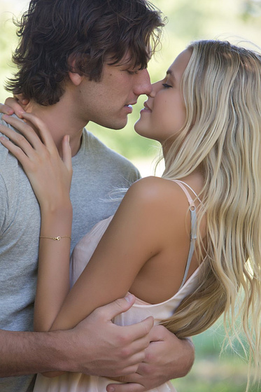 Alex Pettyfer y Gabriella Wilde en Más allá del Amor