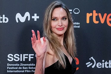 Angelina Jolie conquista San Sebastián bajo la lluvia