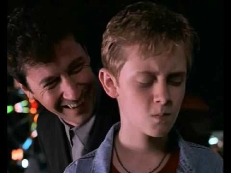 Matt O'Leary y Charles Shaughnessy en un-vampiro-para-mama