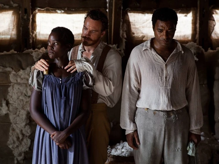 Chiwetel Ejiofor, Michael Fassbender y Lupita Nyong'o en 12-anos-de-esclavitud