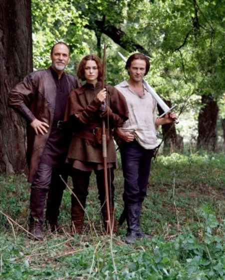 Stuart Wilson, Keira Knightley y Stephen Moyer en la-princesa-de-sherwood