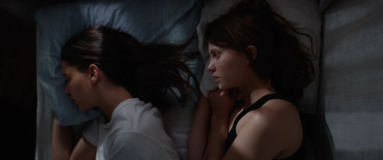 Eili Harboe y Kaya Wilkins en thelma