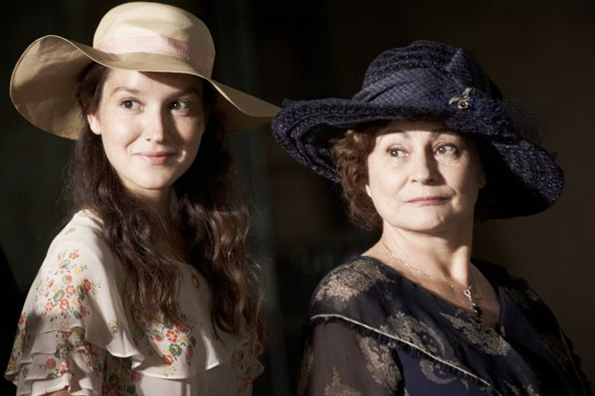 Catherine Arditi y Anaïs Demoustier en Thérèse D.