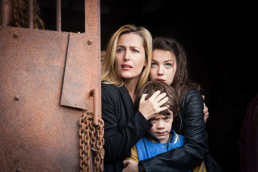 Gillian Anderson, Milo Parker y Ella Hunt en robots-la-invasion