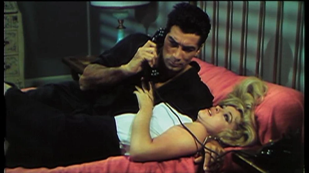 Ray Danton y Margaret Lee en nueva-york-llama-a-superdrago