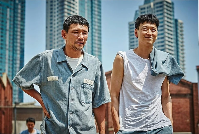 Dong-won Gang y Hwang Jung-min en a-violent-prosecutor