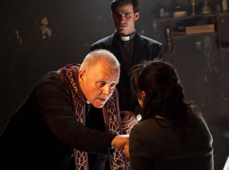 Anthony Hopkins y Colin O'Donoghue en El Rito