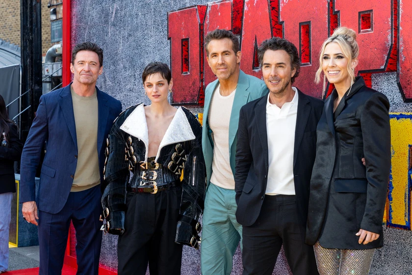 Hugh Jackman, Shawn Levy, Ryan Reynolds y Emma Corrin en Deadpool y Lobezno