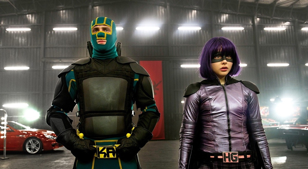 Chloë Grace Moretz y Aaron Taylor-Johnson en Kick-Ass 2, con un par