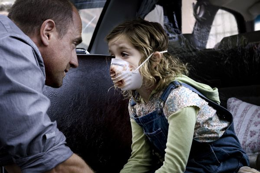 Christopher Meloni y Kiernan Shipka en Infectados