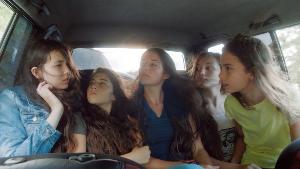 Elit Iscan, Günes Sensoy, Doga Zeynep Doguslu, Tugba Sunguroglu y Ilayda Akdogan en mustang