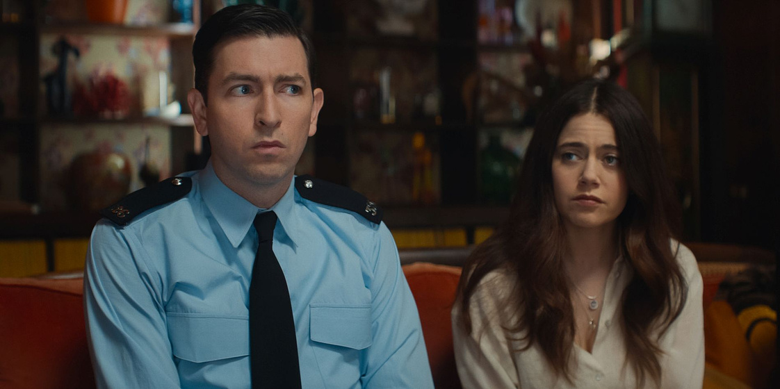 Nicholas Braun y Molly Gordon en las-ovejas-detectives