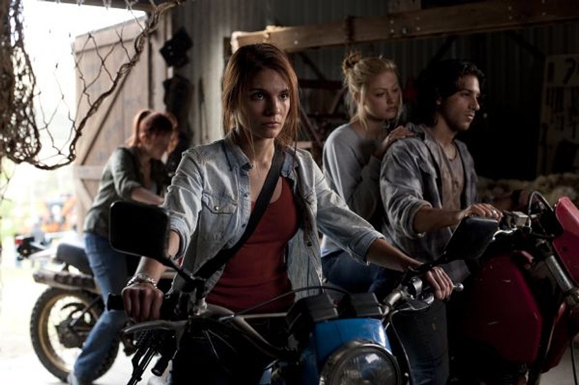 Phoebe Tonkin, Caitlin Stasey y Deniz Akdeniz en Mañana, cuando la guerra empiece