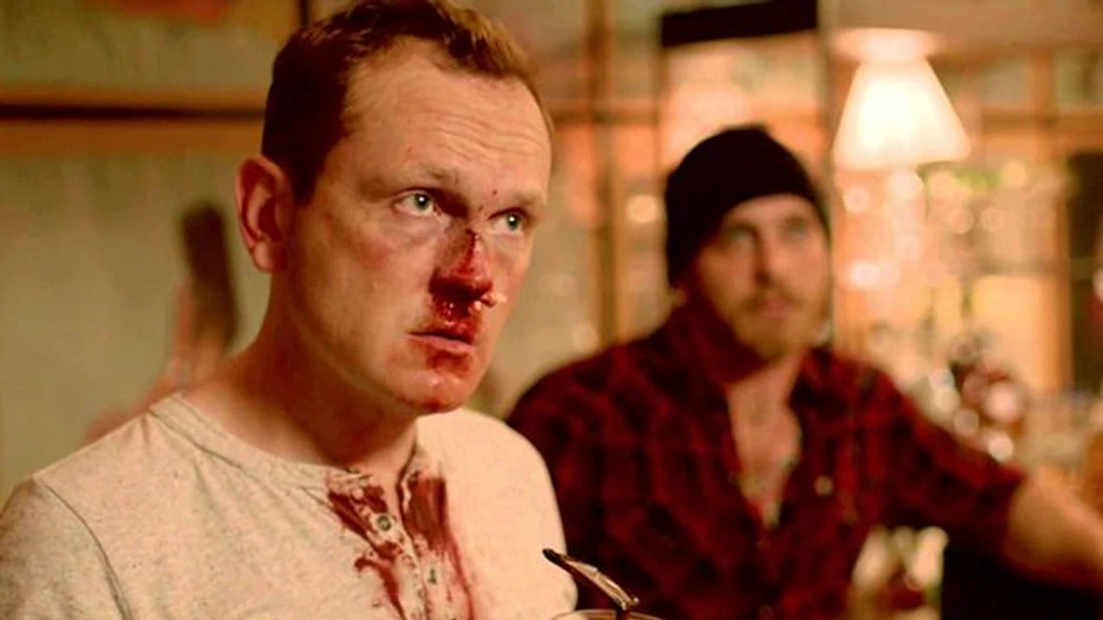 Ethan Embry y Pat Healy en juegos-sucios-cheap-thrills