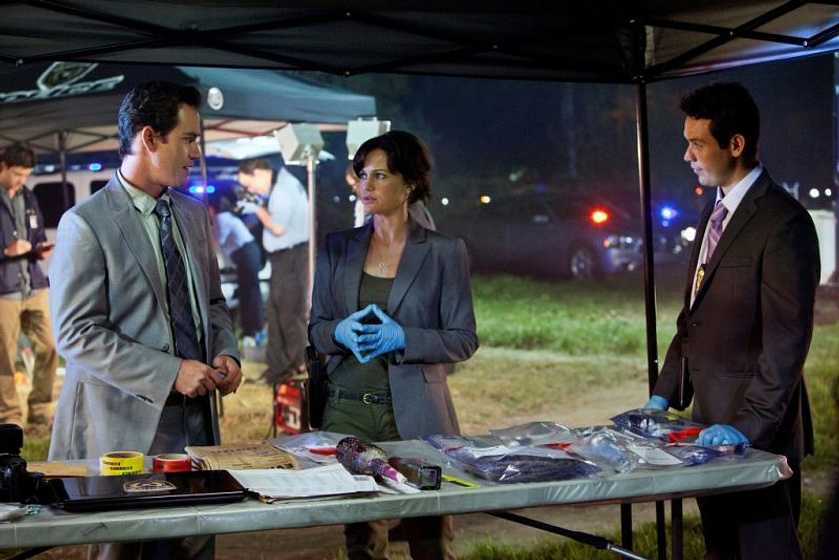 Carla Gugino, Kevin Alejandro y Mark-Paul Gosselaar en Escondida