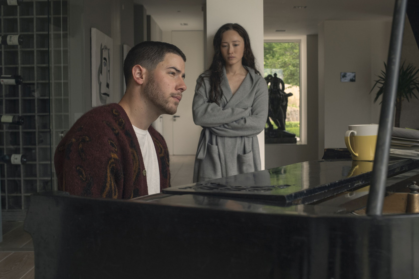Nick Jonas y Havana Rose Liu en letras-robadas