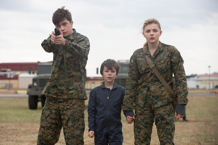 Chloë Grace Moretz, Nick Robinson y Zackary Arthur en La Quinta Ola