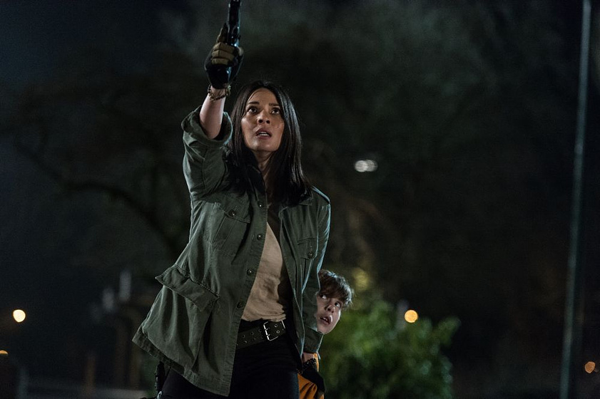 Olivia Munn y Jacob Tremblay en Predator
