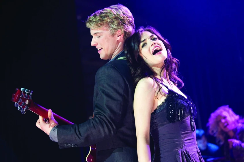 Lucy Hale y Freddie Stroma en una-cenicienta-moderna-3-erase-una-vez-una-cancion