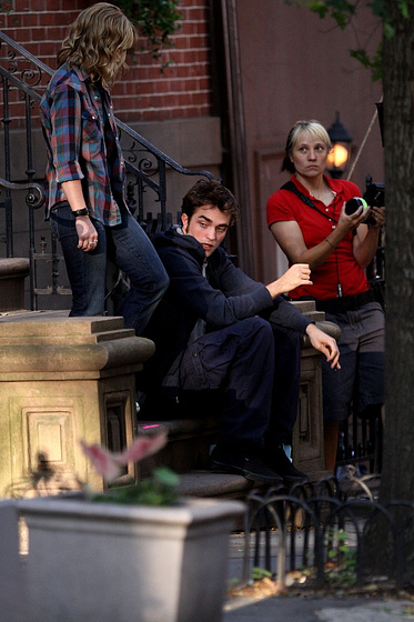 Robert Pattinson y Emilie de Ravin en Recuérdame