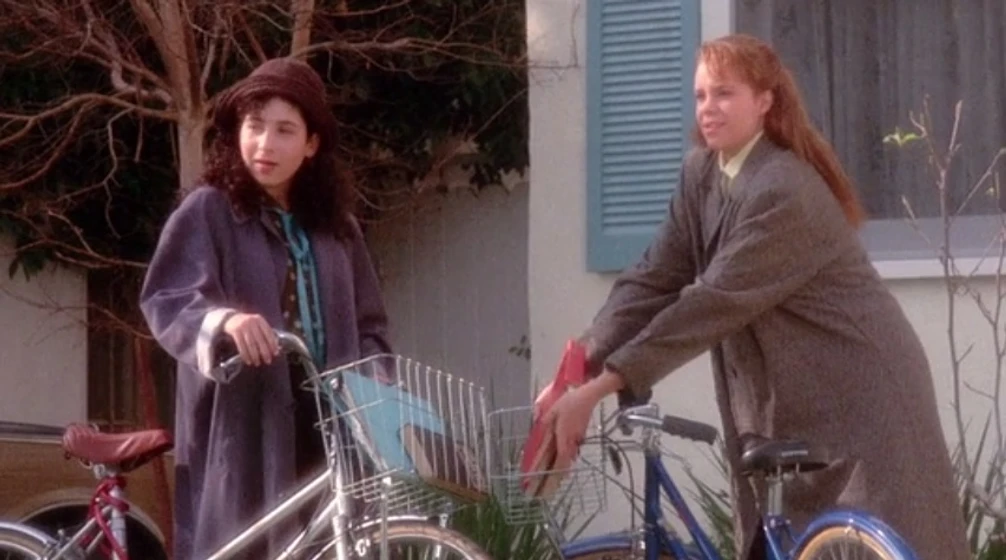 Robyn Lively y Amanda Ingber en una-disparatada-bruja-en-la-universidad