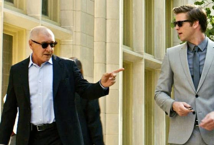 Harrison Ford y Liam Hemsworth en el-poder-del-dinero