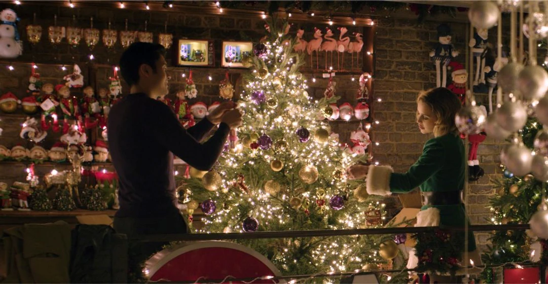 Emilia Clarke y Henry Golding en last-christmas