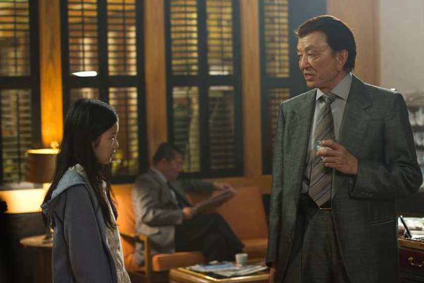 James Hong y Catherine Chan en Safe