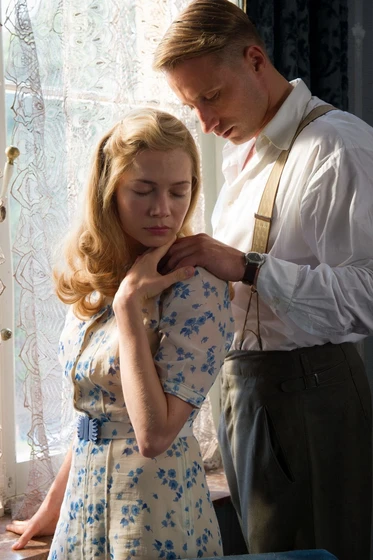 Michelle Williams y Matthias Schoenaerts en suite-francesa