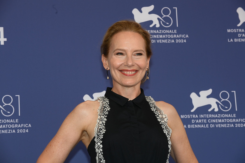 Amy Ryan en Wolfs (Festival de Venezia. Septiembre 2024)