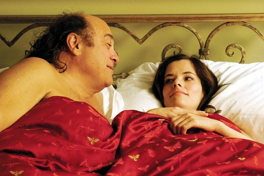Danny DeVito y Parker Posey en Mi Punto G