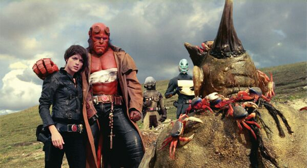 Ron Perlman y Selma Blair en Hellboy II: El Ejército Dorado