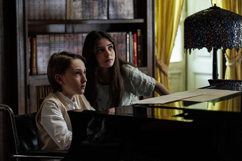 Justin Korovkin y Ginevra Francesconi en La Maldición de Lake Manor